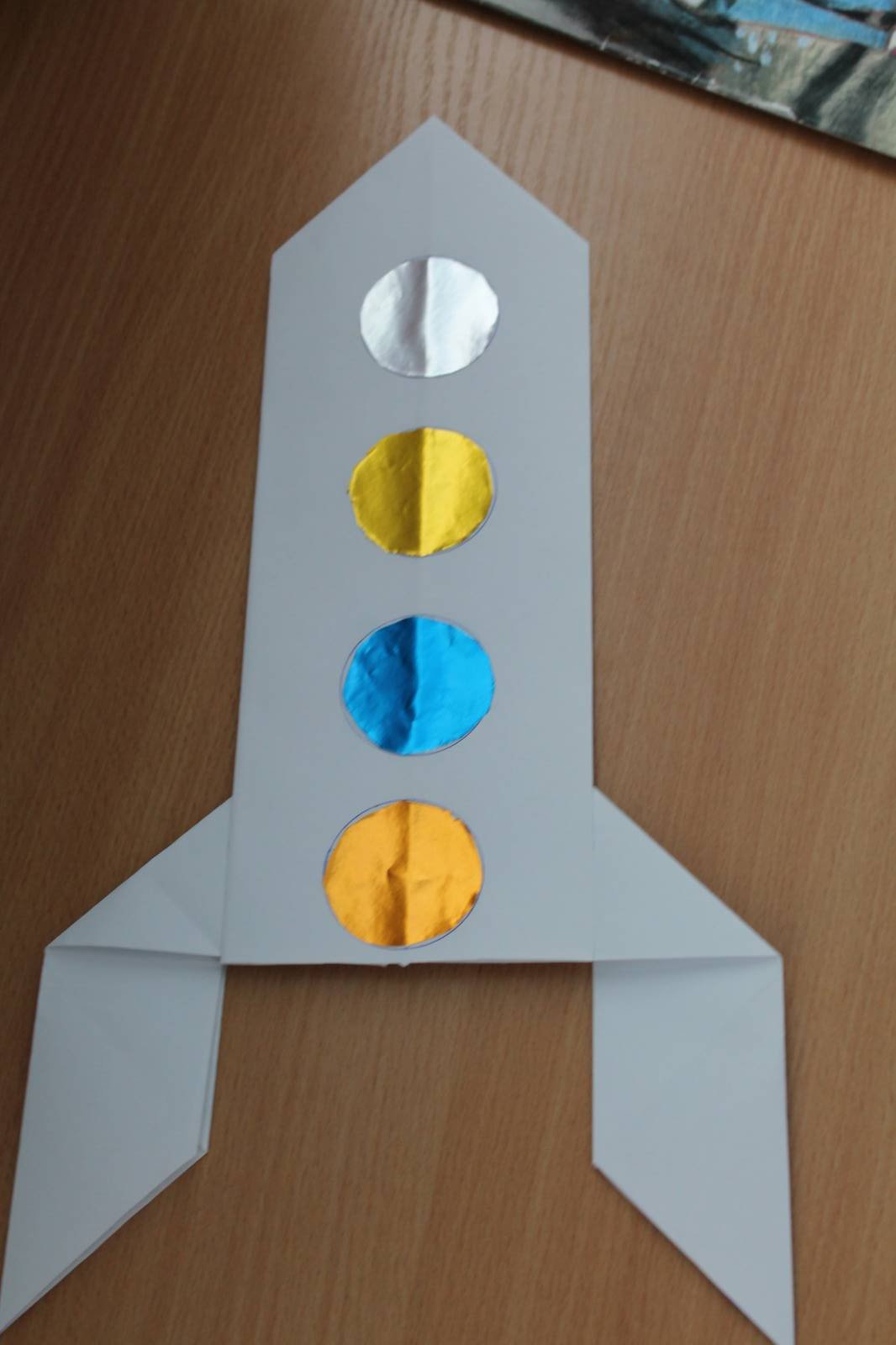Оригами ко дню космонавтики в детском саду. Ракета поделка. Ракета из бумаги. Поделка ракета из бумаги. Космическая ракета поделка.