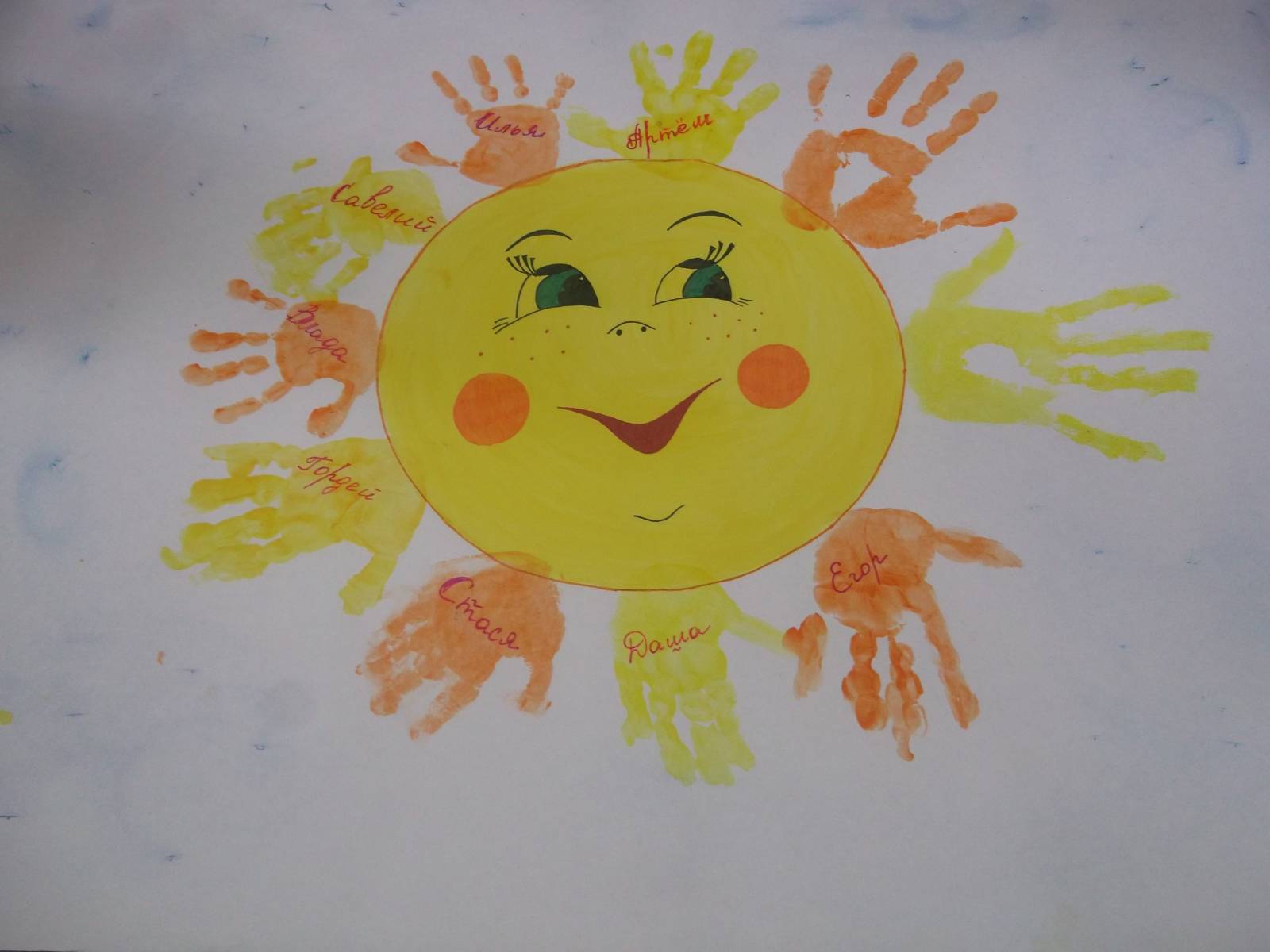 Солнышко пальчиками. Рисование ладошками. Рисование ладошками солнышко. Солнышко на ладошке. Солнце ладошками рисование.